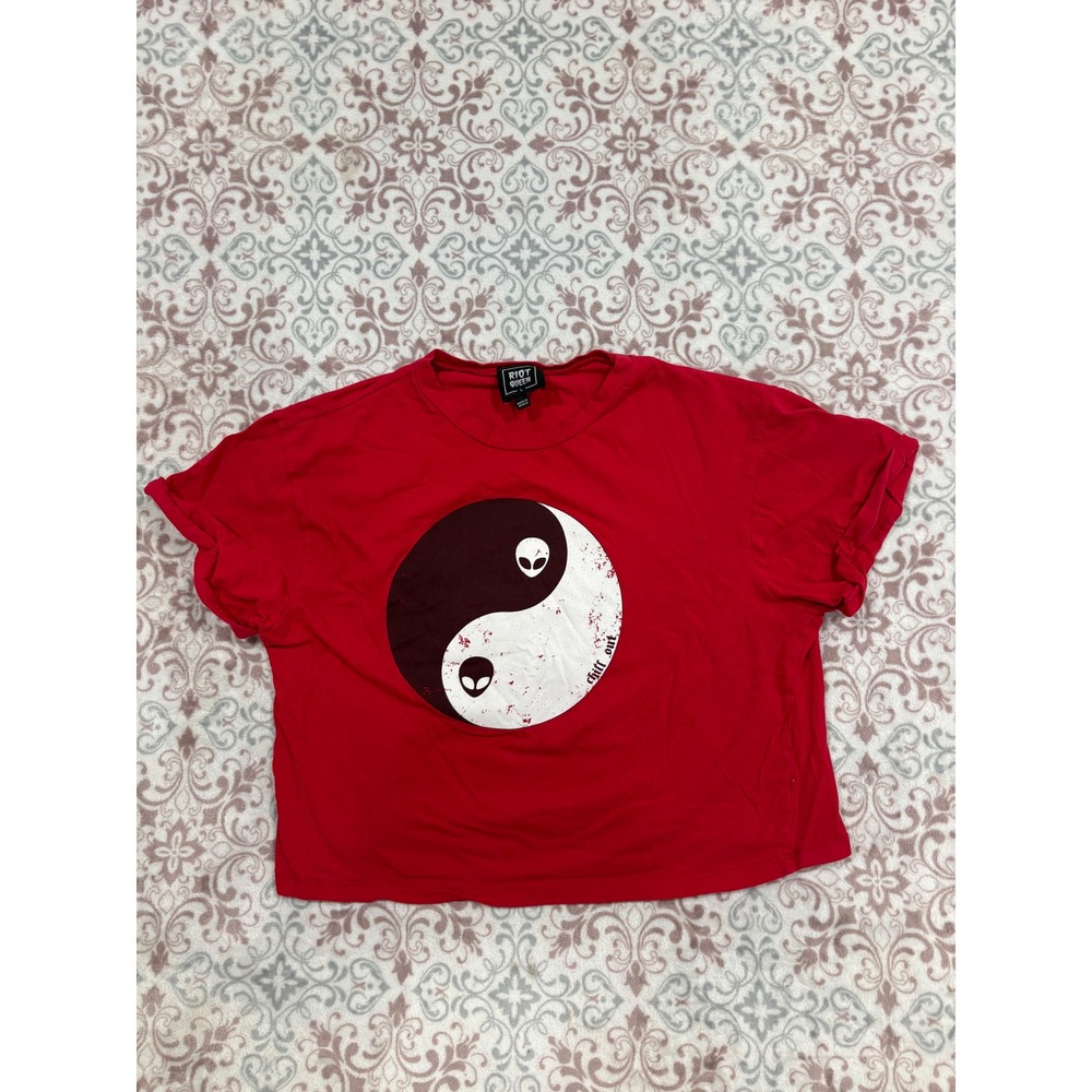 Riot Queen Red Alien Yin Yang Chill Out Graphic Crop Top Tee Large
